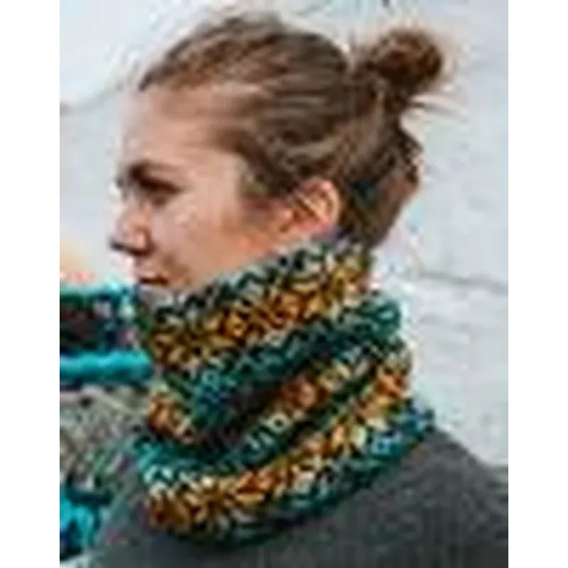 Radiant Star Cowl pattern by Ella Gordon Designs